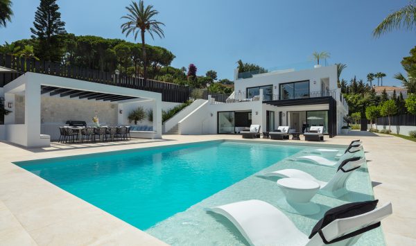 Luxury living in Nueva Andalucía’s Golf Valley – top 5 frontline villas