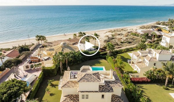 Neue Video - Luxuriöse 5 Schlafzimmer Strandvilla in Marbella Ost
