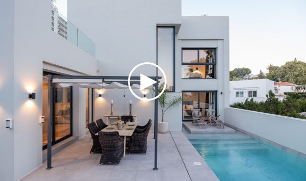 New Video - Contemporary three-bedroom villa situated in Nueva Andalucía