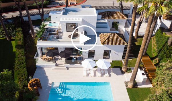 Nuevo Video - Moderna villa de 5 dormitorios con vistas a la montaña en el Valle del Golf en Nueva Andalucía