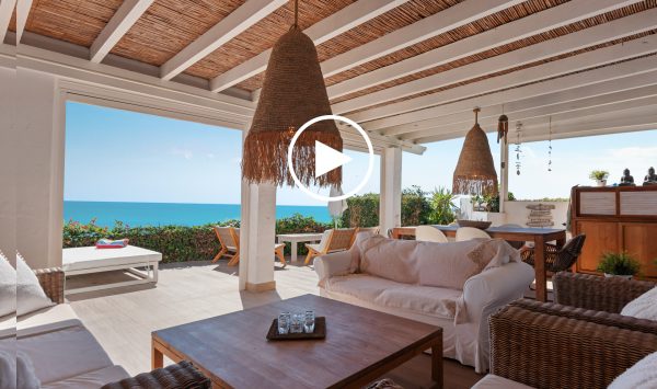 Nuevo Video - Excepcional casa adosada de 3 dormitorios en primera línea de playa con vistas panorámicas en Bahía Azul - Estepona