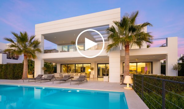 Nouvelle Video - Villa vibrante de 7 chambres avec vues imprenables sur le golf et la mer, située dans la communauté fermée et exclusive de Los Olivos, Nueva Andalucía