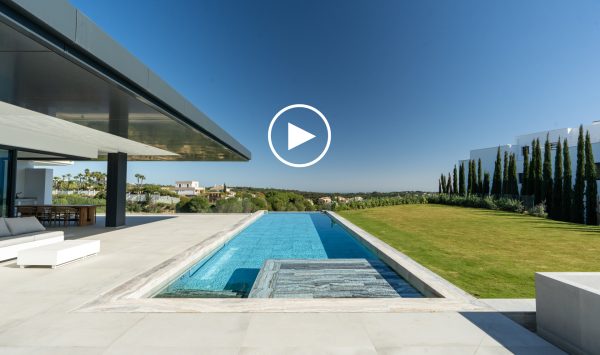 Nouvelle Video - Villa à Sotogrande Alto : Maison de luxe avec 6 chambres, vues panoramiques sur la mer Méditerranée et proximité des parcours de golf