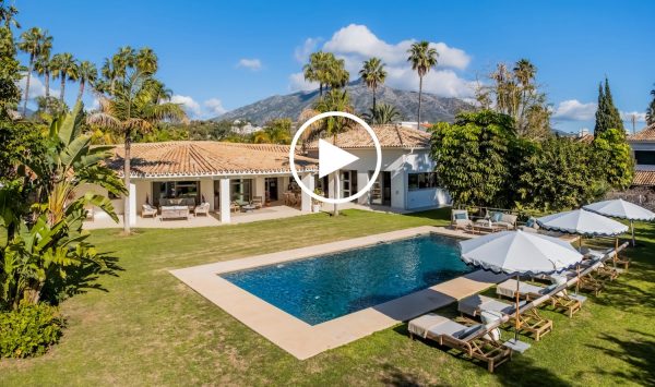Nouvelle Video - Bungalow exclusif de 5 chambres, entouré de magnifiques jardins et offrant une vue sur le golf à La Cerquilla - Nueva Andalucía