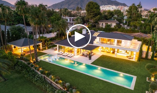 Nouvelle Video - Villa de luxe en première ligne de golf à vendre à Nueva Andalucía avec vues imprenables sur le coucher de soleil