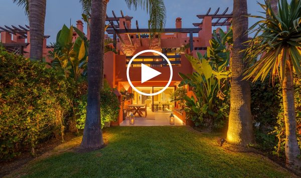 Nouvelle Video - Maison de ville contemporaine de 4 chambres à vendre sur la Golden Mile de Marbella - Altos de Puente Romano