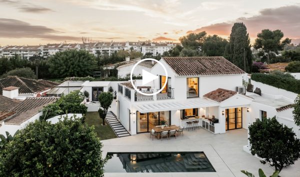 Nouvelle Video - Villa de Cinq Chambres Entièrement Rénovée à Vendre près de la Plage à San Pedro de Alcántara